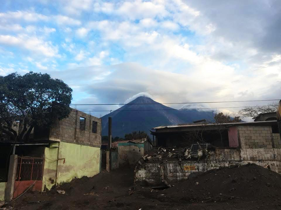 Entrada de San Miguel Los Lotes tras la erupción de 2018.
Fotografía por Antigua al Rescate