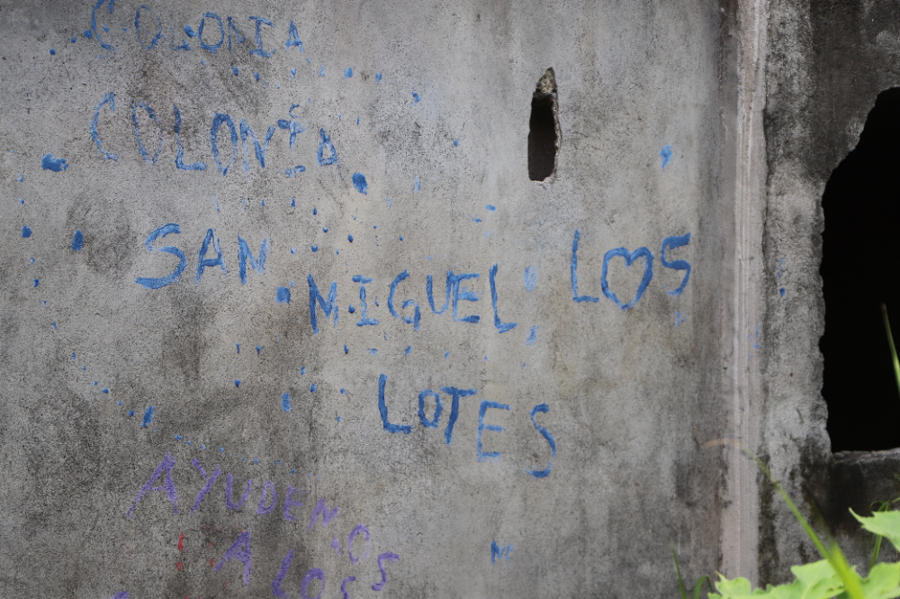Mural escrito en la entrada de San Miguel Los Lotes después de la tragedia. 
Fotografía por Gabriela Porras