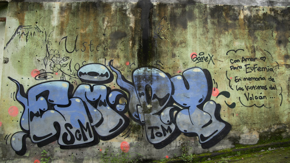 Mural escrito en la entrada de San Miguel Los Lotes después de la tragedia. 
Fotografía por Ismael Samayoa