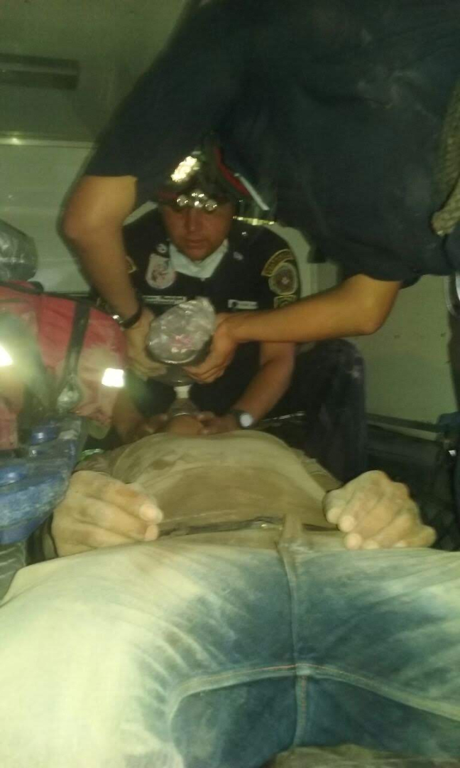 Bomberos atendiendo a sobrevivientes de San Miguel Los Lotes. 
Fotografía por Bomberos municipales departamentales E-02