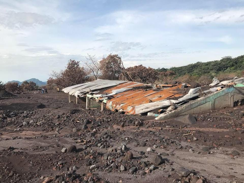 Casas enterradas por la ceniza en San Miguel Los Lotes. 
Fotografía por Antigua al Rescate