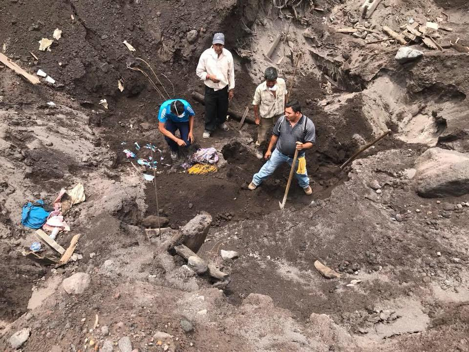Rescatistas y familiares buscando restos humanos.
Fotografía por Antigua al Rescate