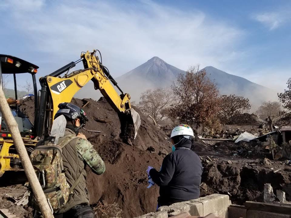 Maquinaria y rescatistas buscando restos humanos. 
Fotografía por Antigua al Rescate
