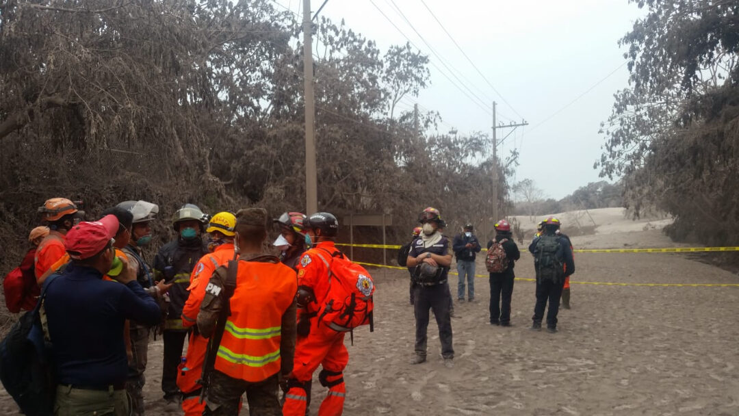 Autoridades organizando operaciones de búsqueda y rescate en las áreas afectadas. Fotografía por Bomberos Municipales Departamentales E-02