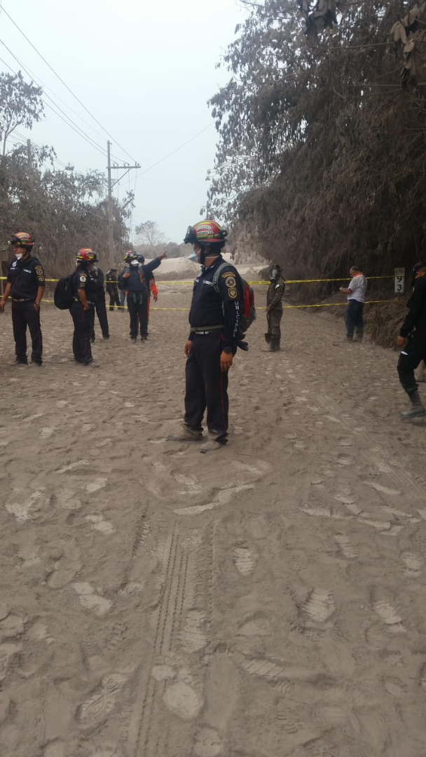 Autoridades en operaciones de búsqueda y rescate de víctimas.
Fotografía por Bomberos Municipales Departamentales E-02