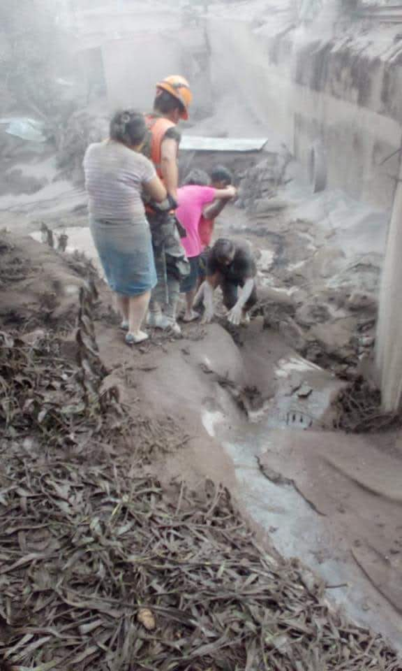 Familias y rescatistas buscan sobrevivientes o restos de víctimas mortales. 
Fotografía por Bomberos Municipales Departamentales E-02