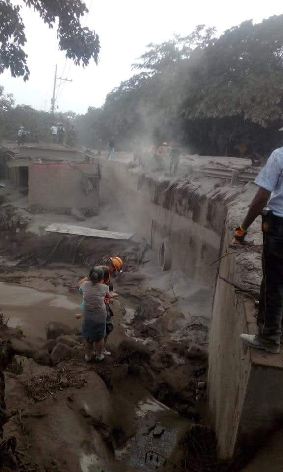 Familias y rescatistas buscan sobrevivientes o restos de víctimas mortales. 
Fotografía por Bomberos Municipales Departamentales E-02