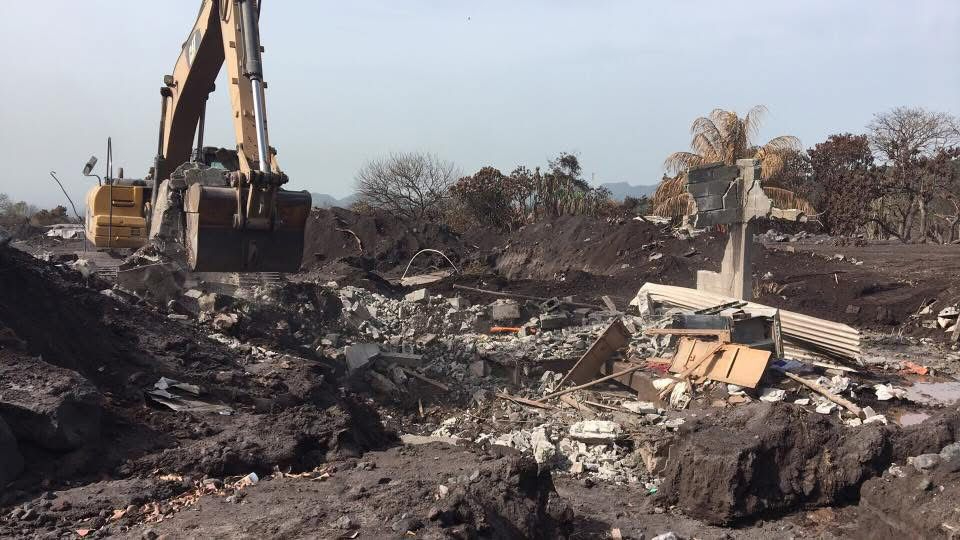 Maquinaria buscando restos humanos en San Miguel Los Lotes.
Fotografía por Antigua al Rescate